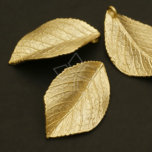 PD-546-MG / 2 Pcs - Fallen Leaves Pendant, Big Leaf Pendant for Necklace, Matte Gold Plated over Brass / 19mm x 31mm