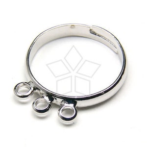 Puede incluir: Anillo de plata con tres anillos de salto unidos a la parte inferior. El anillo está abierto y se puede ajustar para que se ajuste a diferentes tamaños de dedos.