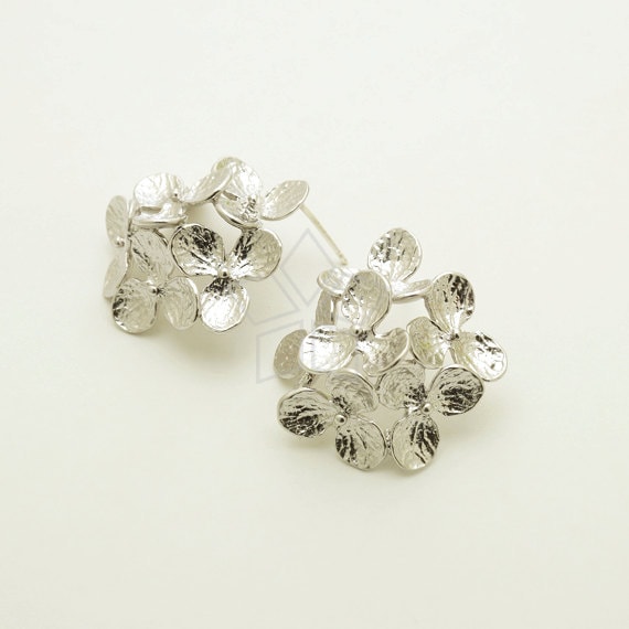 SI-772-MS / 2 Pcs - Hydrangea Stud Earrings, Six Flowers