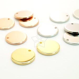 Puede incluir: Surtido de dijes redondos de metal en acabados dorado, plateado y oro rosa. Los dijes tienen una superficie lisa y pulida y un pequeño agujero en la parte superior para sujetarlos a joyas u otras manualidades.