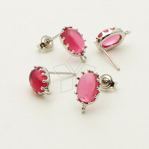 Op de afbeelding: Drie zilveren oorbelbevestigingen met roze ovale glazen stenen. Elke bevestiging heeft een decoratieve kroonvormige rand en een lus om een ​​hangende hanger aan te bevestigen.