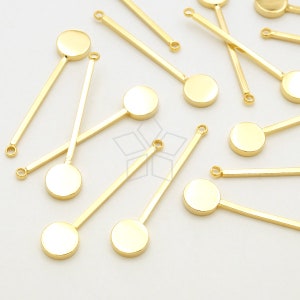 Puede incluir: Encantos de colgante de metal dorado con discos redondos, planos y circulares. Cada encanto tiene un bucle en la parte superior y una barra de metal delgada y recta que se extiende desde la parte inferior.