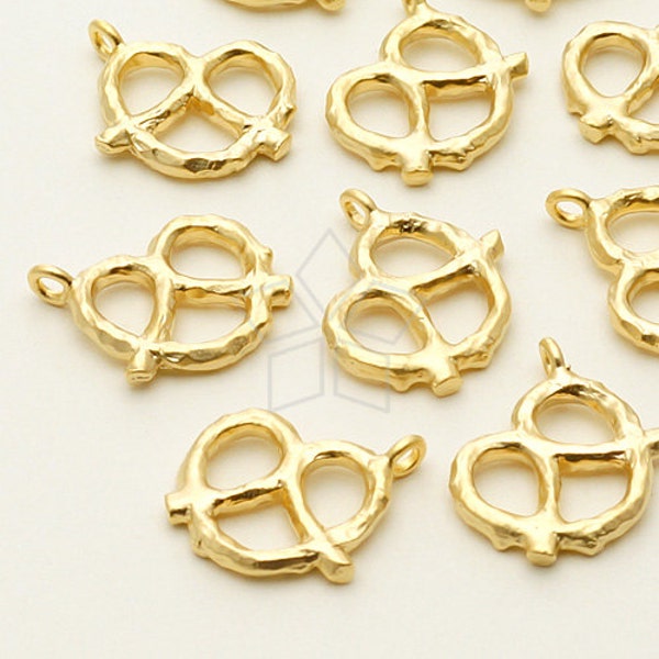 -899-MG / 2 Pcs - Mini pendentif bretzel pour collier, plaqué or mat sur laiton / 12.5mmx 11mm