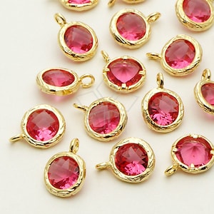 Peut inclure: Un groupe de 15 breloques pendantes dorées avec des accents de cristal rose. Chaque breloque présente un cristal rond facetté serti dans une bélière dorée à bord texturé. Les breloques ont une boucle en haut pour être attachées à des bijoux.
