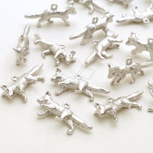 Puede incluir: Una colección de dijes de zorro de plata, cada uno con un diseño de zorro detallado. Los dijes son perfectos para agregar un toque de fantasía a las joyas o las manualidades.