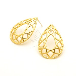 Puede incluir: Un par de pendientes de gota geométricos de tono dorado. Los pendientes están hechos de un diseño delicado y calado.