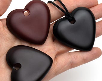 HP118 / 1 pieza - Colgante grande de resina mate con forma de corazón (48 x 45 mm) / Dije liso y grueso para crear collares hechos a mano con cordón.