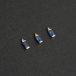 SV-179-OP / 2 st - Mini CZ rektangulära berlocker safir kubisk zirkonia, liten ädelstensdroppe berlockhänge, 925 sterlingsilverram / 2x6,3 mm