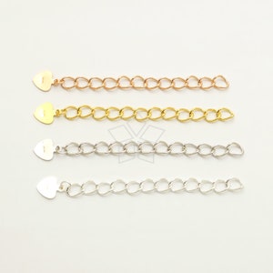 Puede incluir: Cuatro extensores de cadena en forma de corazón en diferentes acabados: oro, oro rosa, plata y oro blanco. Cada extensor mide aproximadamente 5 cm de largo.