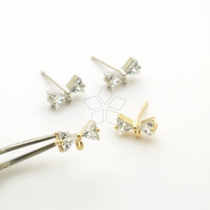 Op de afbeelding: Drie paar gouden en zilveren boogvormige oorbel-bevestigingen met heldere kristallen accenten. De bevestigingen hebben een lus aan de achterkant om aan oorbellen te bevestigen.