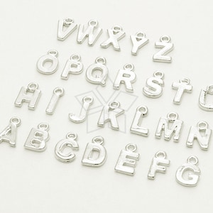 IN-057-OR / 2 Piezas - Amuleto inicial, Colgante de letras del alfabeto, Mayúscula A-Z, Peltre chapado en plata de rodio / 7x10mm