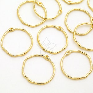 PD-2957-GD / 2 Pcs - Wood Textured Open Ring Pendant, Hammered Round Circle Pendant (Large Size), Gold Plated over Brass / 23mm