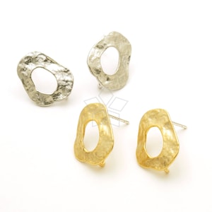 Puede incluir: Un par de pendientes con forma ovalada irregular. Un par es de plata y el otro es de oro.