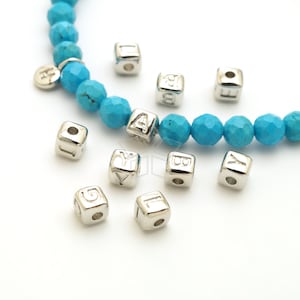 IN-836-OR / 2 piezas - Mini cuenta cuadrada con inicial y agujero lateral, dije de dado con letra de plata rodiada para hacer pulseras de nudos o cuentas / 3,9 mm