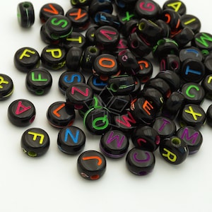 AR-099-MX / 50g - Zwart Neon Veelkleurige Alfabet Letter Acryl Kralen, Disc Acryl Initial Bead, Naam Bracelet Plastic Letter Charm / 7mm
