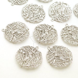 Könnte beinhalten: Silberfarbene runde Metall-Anhänger mit einem filigranen Drahtgeflecht-Design. Jeder Anhänger hat zwei Sprungringe zum Anbringen an Schmuck oder andere Bastelarbeiten.
