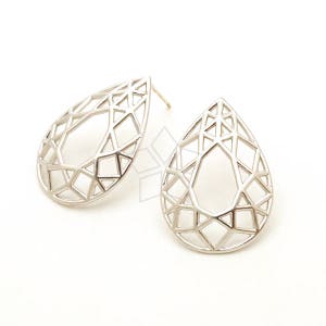 Puede incluir: Un par de pendientes de plata de forma de lágrima geométrica con un delicado diseño calado.