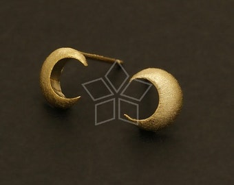 SI-354-GD / 2 piezas - Pendientes de media luna satinada, chapados en oro sobre el cuerpo de latón con poste de plata de ley .925 / 7 mm x 8 mm