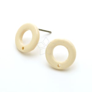 Op de afbeelding: Een paar cr&egrave;mekleurige, ronde oorbel studs met een klein gaatje in het midden van elke oorbel.