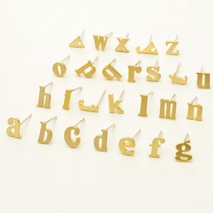 IE-005-MG / 2 peças – brincos iniciais, brincos de letras, letras minúsculas, minúsculas, banhados a ouro fosco, com haste de prata esterlina .925