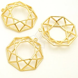 Puede incluir: Tres formas geométricas de metal dorado con una abertura circular en el centro. Las formas son un diamante, un hexágono y un octógono.