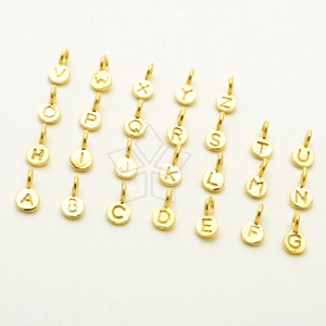 Op de afbeelding: Gouden alfabet letter charms met springringen. Elke bedel heeft een andere letter van het alfabet, van A tot Z.