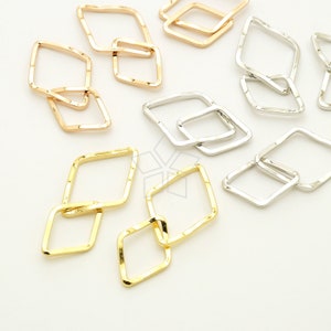 Puede incluir: Un conjunto de tres pares de anillos de metal en forma de diamante unidos. Los anillos están disponibles en oro, plata y oro rosa.