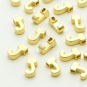 IN-020-MG / 2 piezas - Colgante diminuto inicial, alfabeto, letra mayúscula, mayúscula, J, chapado en oro mate sobre latón / 5 mm x 7 mm