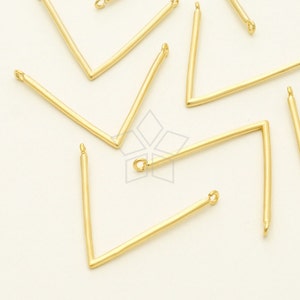 Op de afbeelding: Een set gouden metalen V-vormige connectoren met een lus aan de bovenkant. Deze connectoren zijn ideaal voor het maken van sieraden en knutselen.