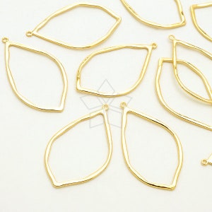 Op de afbeelding: Een set van tien gouden metalen bladvormige hangerblanks met springringen. De blanks zijn glad en hebben een licht gehammerde textuur.