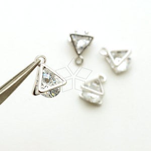 Puede incluir: Cuatro abalorios de forma triangular plateados con cristales de imitación transparentes. Los abalorios tienen un bucle en la parte superior para sujetarlos a joyas.