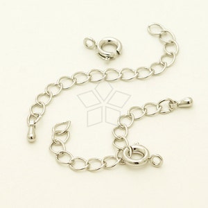 Puede incluir: Un extensor de cadena plateado con dos cierres de langosta plateados y un anillo de salto plateado. La cadena mide aproximadamente 5 cm de largo.