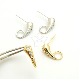Op de afbeelding: Twee paar oorbelsluitingen met heldere strass steentjes. Het ene paar is goud en het andere is zilver.