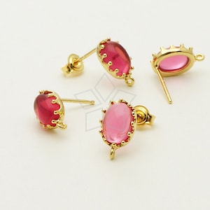 Puede incluir: Tres hallazgos de pendientes de tono dorado con piedras de vidrio ovaladas de color rosa. Cada pendiente tiene un pequeño bucle en la parte inferior.