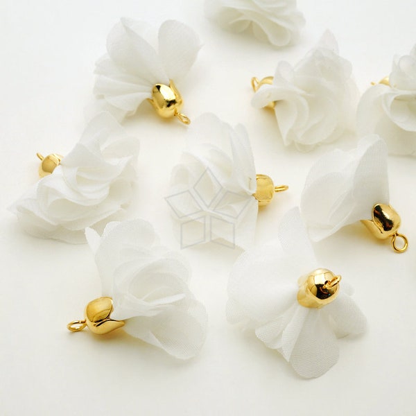 TA-153-WT / 2 pcs - Pompon fleuri fait main en mousseline de soie avec embouts clochette (Blanc), embouts en laiton plaqué or / 25 mm