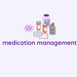 Puede incluir: Ilustración de varios envases de medicamentos, incluyendo frascos de pastillas, blísteres y un tarro grande, con el texto "medication management" en púrpura debajo. La imagen tiene un fondo morado claro.