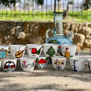 Set van 12 handgeschilderde Libanese koffiekopjes | Libanese culturele iconen | Cadeau uit Libanon |  Arabische espressokopjes | Woondecoraties Libanon