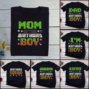 Könnte beinhalten: Schwarze T-Shirts mit pixeligen Textdesigns für eine Geburtstagsfeier. Die Shirts tragen die Aufschrift "MOM OF THE BIRTHDAY BOY", "DAD OF THE BIRTHDAY BOY", "I'M THE BIRTHDAY BOY", "BIRTHDAY SQUAD", "GRANDMA OF THE BIRTHDAY BOY" und "SISTER OF THE BIRTHDAY BOY".