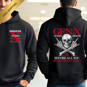 Może przedstawiać: Czarna bluza z kapturem z napisem "GENERATION est. 1966" z przodu oraz "GEN X THE BADASS GENERATION" z grafiką czaszki z tyłu. Bluza ma również napis "BEFORE ALL YOU SISSIES WERE BORN".