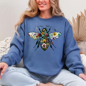 Bee Wildflower Sweatshirt, Bee Sweat, Nature Long sleeve, Summer Tee, Cute Bee Tee, Bee Botanical Shirt, Honeybee Shirt,Beekeeper Gift Sweat