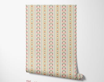 Puede incluir: Un rollo de papel pintado con un patrón repetido de fresas rosas, hojas verdes y pequeñas flores naranjas sobre un fondo crema. Las rayas verticales alternan entre azul claro y amarillo. El texto "That Wallpaper Girl" está en la parte inferior.
