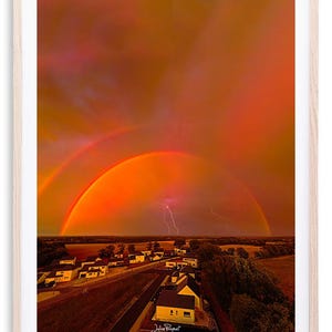 Vista aérea de L'Huisserie - Tempestade de arco-íris laranja | Impressão fotográfica