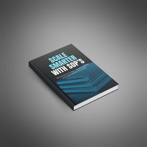 Könnte beinhalten: Ein Buch mit dem Titel "SCALE SMARTER WITH SOP'S" auf einem grauen Hintergrund. Der schwarze Einband trägt weißen und blauen Text: "Standardisieren Sie den Erfolg, vereinfachen Sie das Wachstum und skalieren Sie ohne Stress".
