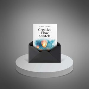 Puede incluir: Un sobre negro con una tarjeta blanca que dice "E-MAIL COURSE Creative Flow Switch". La tarjeta presenta una ilustración de acuarela de globos aerostáticos sobre un fondo azul y blanco. El sobre está sobre un pedestal blanco circular.