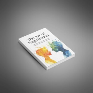 Peut inclure: Un livre à couverture rigide intitulé "The Art of Negotiation" avec le sous-titre "Transformez chaque conversation en un avantage stratégique de grande valeur". La couverture présente des silhouettes aquarelles orange et bleu.