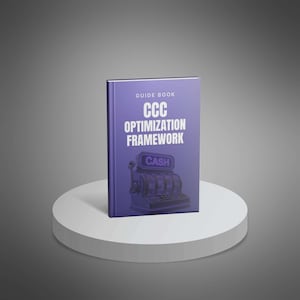 Peut inclure: Un guide de couleur violette intitulé "CCC Optimization Framework" est posé sur un socle blanc. La couverture affiche le texte "Guide Book" et un graphique d'une caisse enregistreuse avec le mot "CASH".
