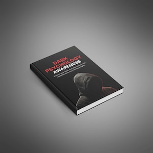 Pode incluir: Um livro de capa dura preto intitulado "Dark Psychology Awareness" com texto vermelho e branco. O livro apresenta uma ilustração de uma pessoa com um moletom com capuz. O subtítulo diz: "Proteja sua mente e assuma o controle com informações essenciais sobre psicologia sombria."