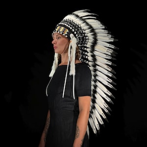 Zwart-witte Indiaanse hoofdtooi: middellange warbonnet (inclusief standaard) voor kostuum, festival en decor