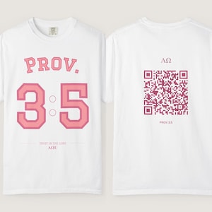 Spreuken 3:5 T-shirt | Roze Alpha Omega Faith T-shirt | Comfort Colors Wit | Scanbaar Bijbelvers