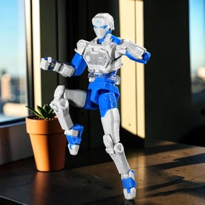 Pode incluir: Figura de a&ccedil;&atilde;o azul, branca e transparente em pose din&acirc;mica. A figura tem articula&ccedil;&otilde;es e um design futurista. Est&aacute; em pose com uma perna levantada e os bra&ccedil;os dobrados. Uma pequena planta em vaso est&aacute; por perto.